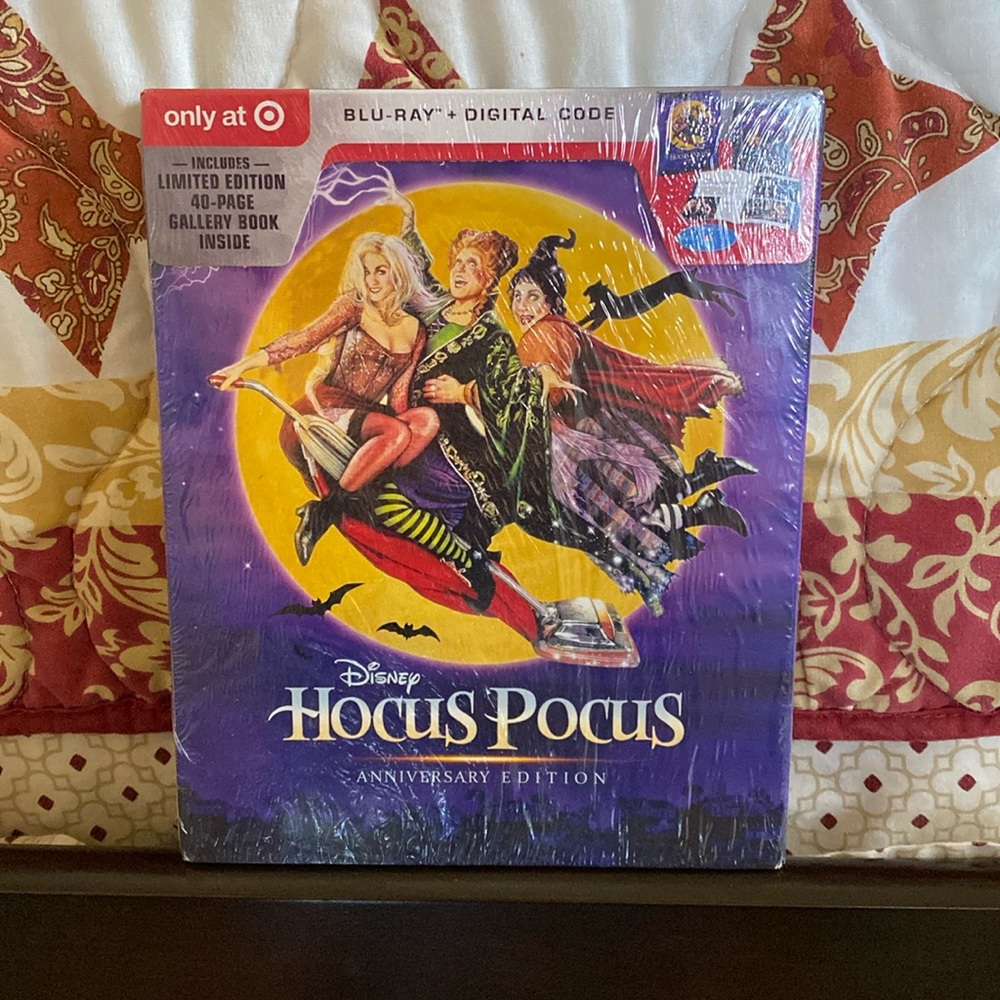 Hocus Pocus 25th Anniversary Limited Edition Blu-Ray + Digital 40 page book